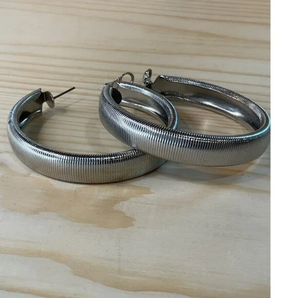 Silver-Tone Metal Hoop Earrings Ribbed Texture Design Simple Versatile Style